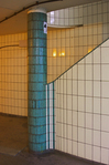 Zuidelijk ventilatiegebouw pilaar bij trap voetgangerstunnel.~~~ copyright Paul Paris ~~
<br/>
Paul Paris, 2017-11-12